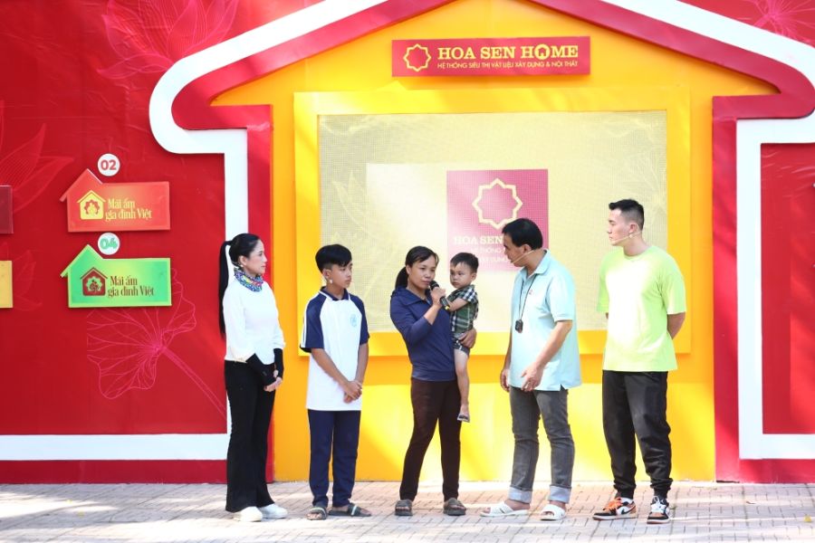 em Thái Bá Bằng MC Quyền Linh tặng tiền xây nhà vệ sinh cho gia đình 6 mẹ con