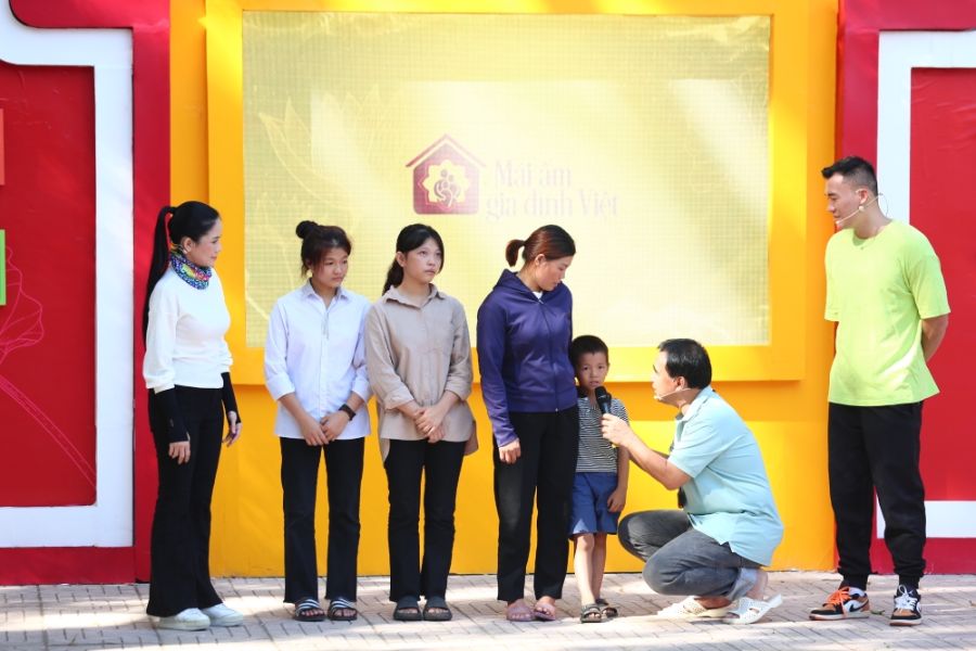 em Đinh Thị Lương 2 MC Quyền Linh tặng tiền xây nhà vệ sinh cho gia đình 6 mẹ con
