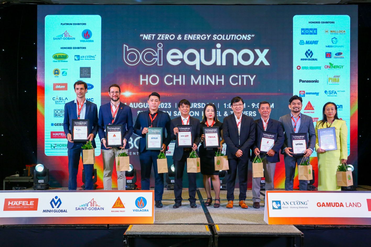 Ông Jacobo Perez Polaino cùng các nhà tài trợ khác nhận kỷ niệm chương từ ban tổ chức BCI Equinox Sika Việt Nam giới thiệu giải pháp thực tiễn giảm khí nhà kính trong xây dựng