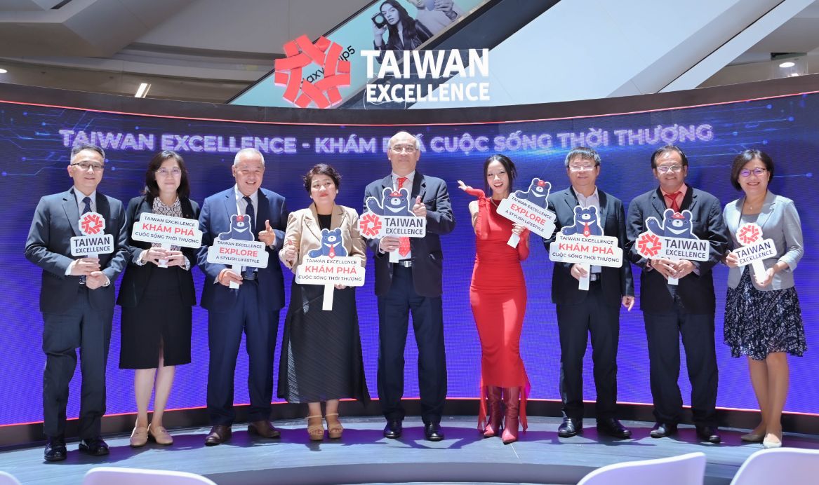 Ông Stanley Chang giữa Trưởng phòng kinh tế Văn phòng kinh tế và văn hóa Đài Bắc tại TP.HCM chụp hình cùng các khách mời VIP Khám phá cuộc sống thời thượng tại Taiwan Excellence