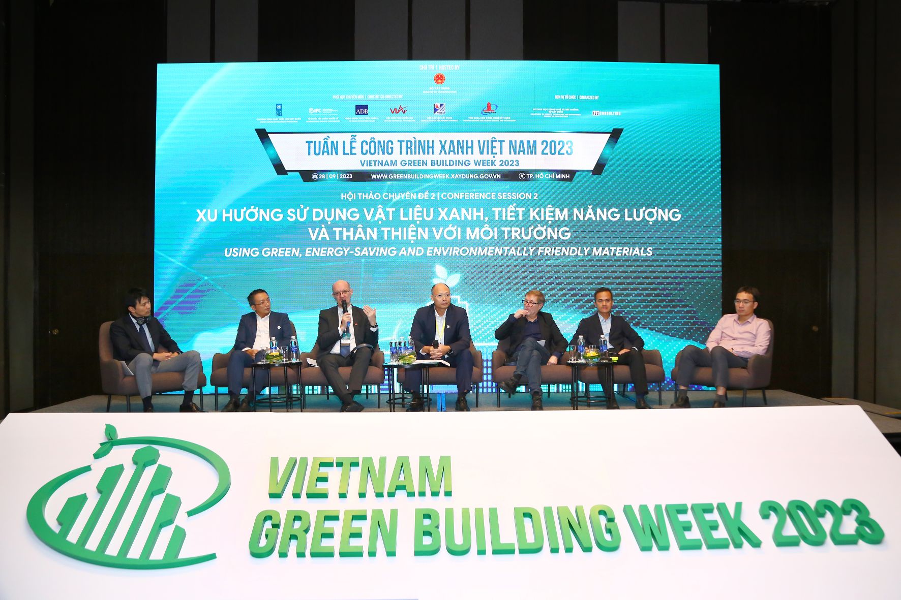 Buổi trao đổi giữa đại diện Sika Việt Nam và các cơ quan Bộ ngành cơ quan quản lý các doanh nghiệp các hiệp hội và đơn vị tư vấn trong lĩnh vực liên quan Phát triển Công trình Xanh thúc đẩy chuyển đổi xanh ngành Xây dựng