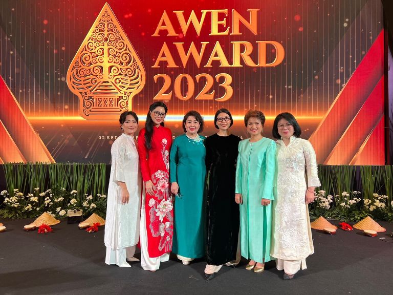 Doanh nhan Lê Hong Thuy Tien cung 6 thanh vien doan Viet Nam Bà Lê Hồng Thuỷ Tiên nhận giải Nữ doanh nhân ASEAN tại AWEN AWARD 2023