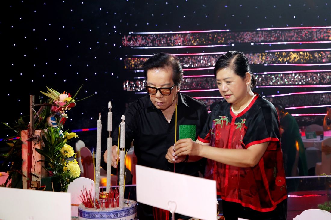 Elvis Phuong 4 Nguyên Vũ dẫn Hồng Loan   con gái cố NSƯT Vũ Linh dự Lễ giỗ Tổ