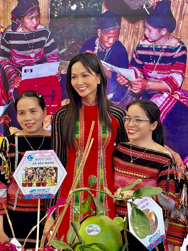 HH HHen Nie ngay hoi phu nu khoi nghiep 05 Hoa hậu HHen Niê liên tiếp nhận bằng khen “Nghệ sĩ vì cộng đồng