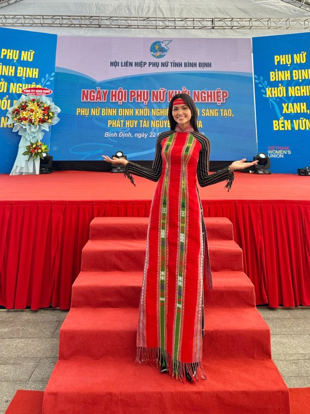 HH HHen Nie ngay hoi phu nu khoi nghiep Binh Dinh 02 Hoa hậu HHen Niê liên tiếp nhận bằng khen “Nghệ sĩ vì cộng đồng