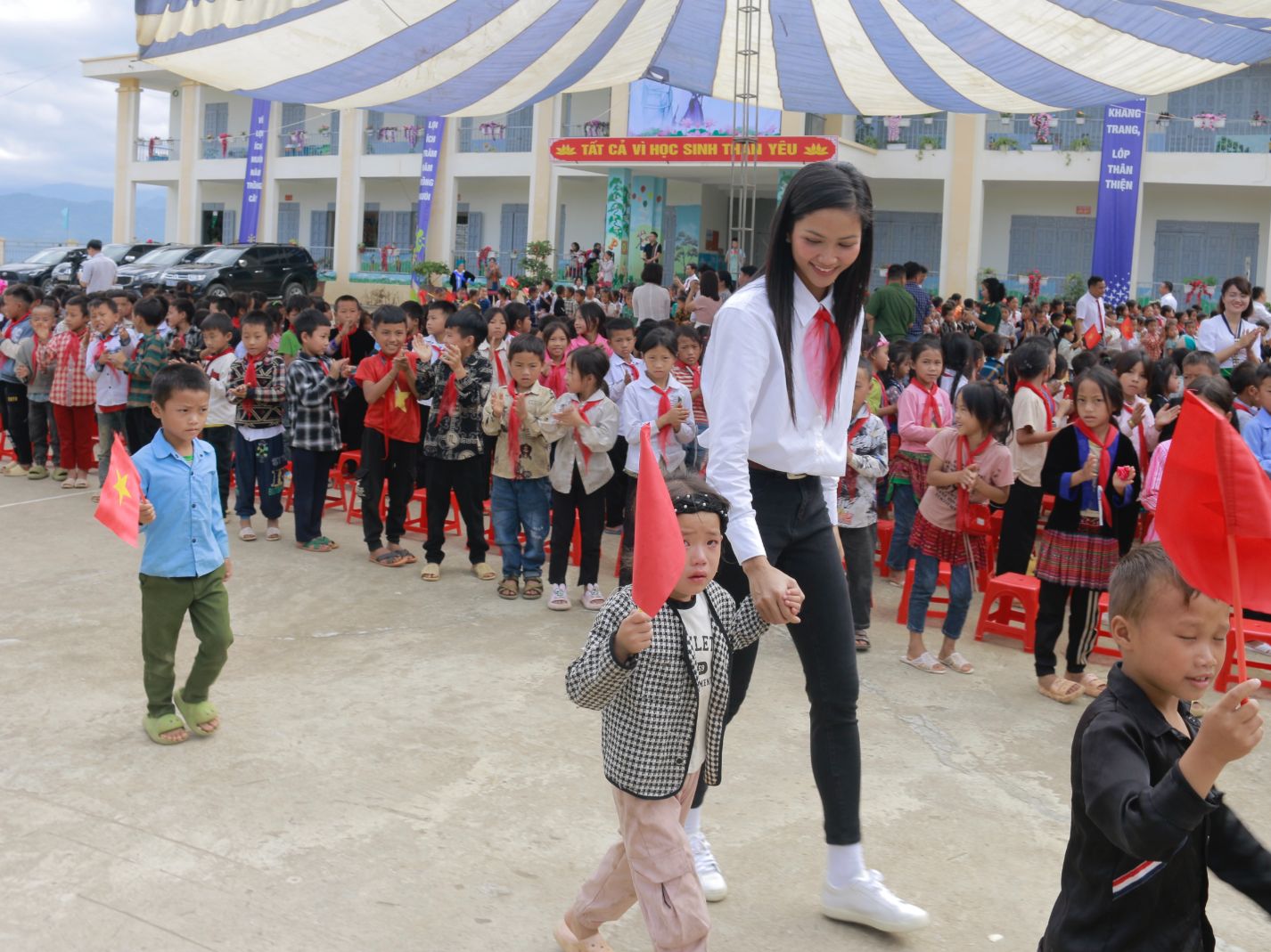 HHen Nie 23 HHen Niê đeo khăn quàng đỏ, dự khai giảng năm học mới tại Lai Châu