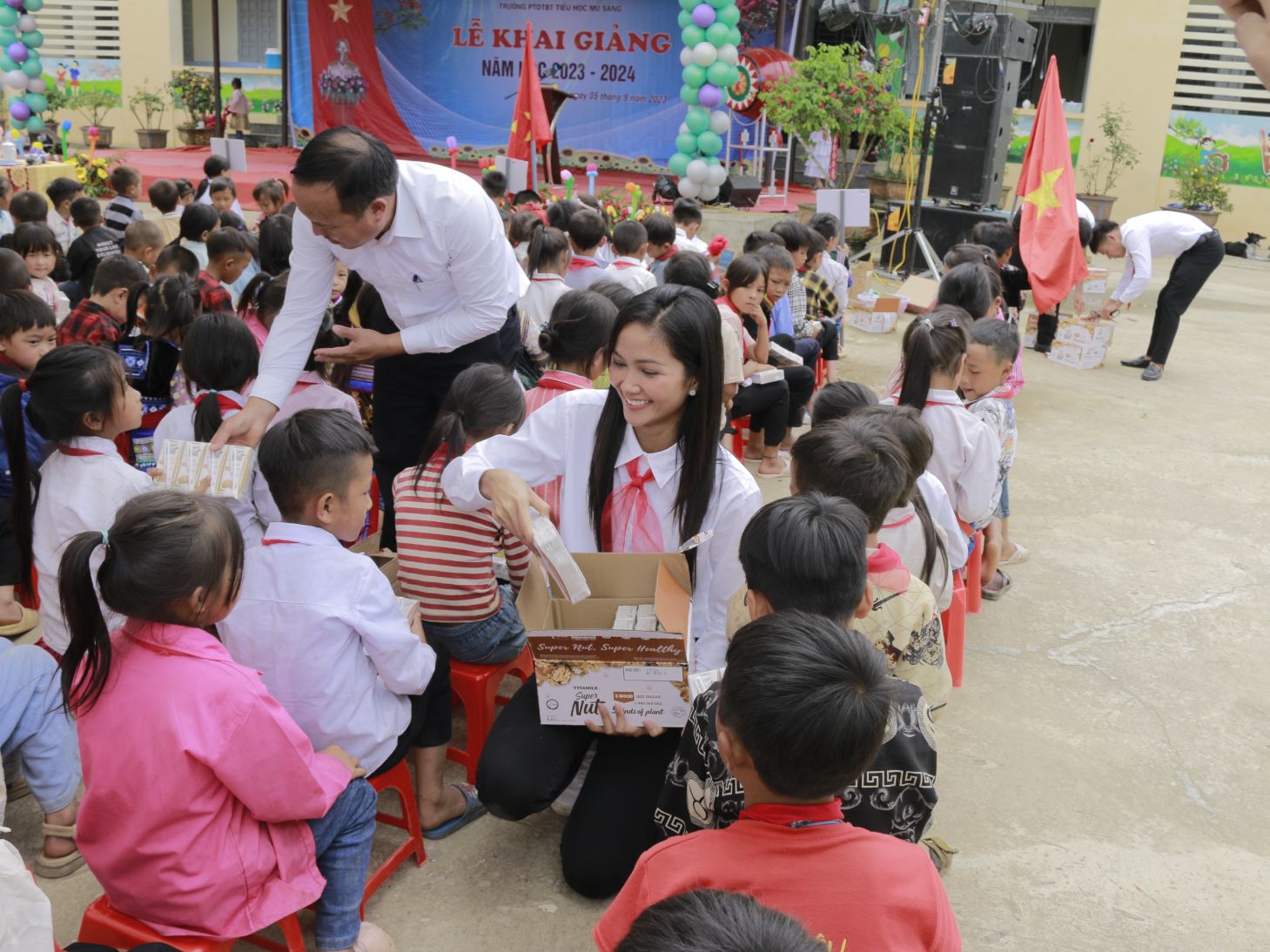 HHen Nie 32 HHen Niê đeo khăn quàng đỏ, dự khai giảng năm học mới tại Lai Châu