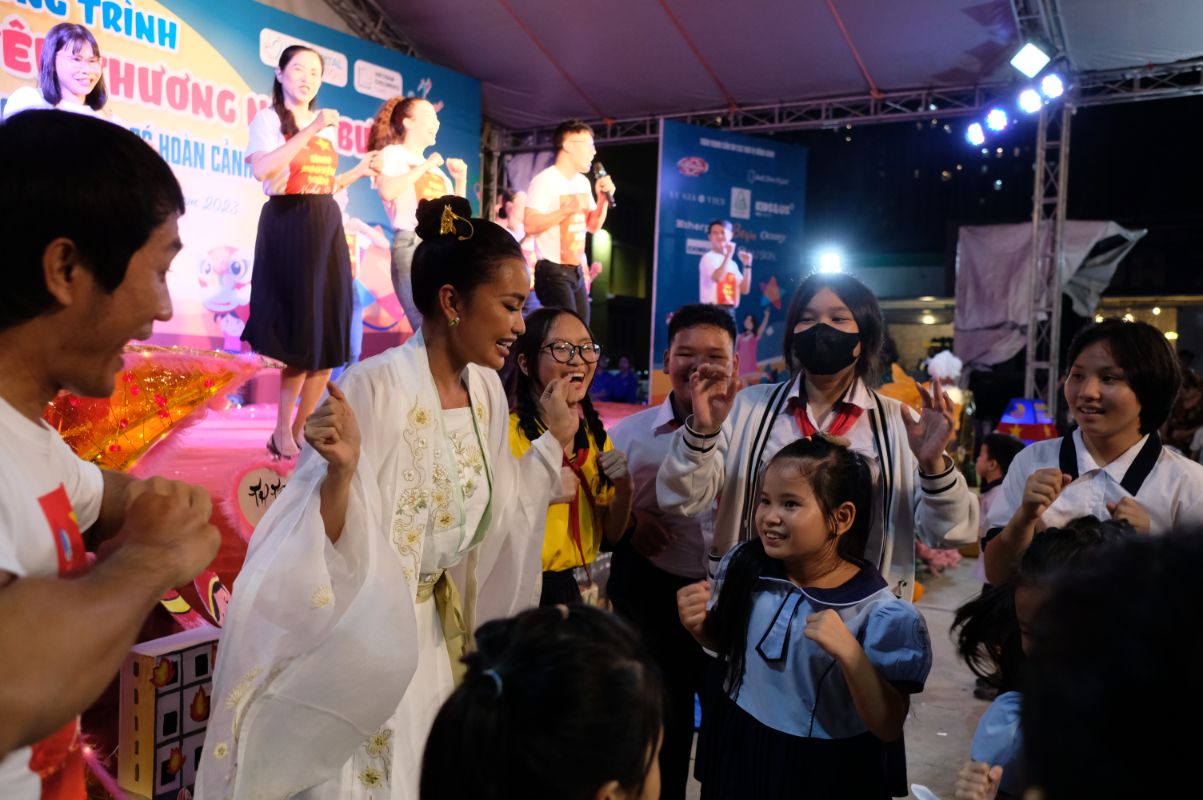 Hoa hậu Ngọc Châu đóng vai chị Hằng say sưa múa hát cùng các em nhỏ “Yêu Thương Nâng Bước” mang tết Trung Thu đến trẻ em có hoàn cảnh khó khăn