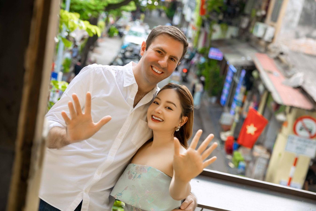 Lan Phương và David Duffy 4 Lan Phương “lọt thỏm” bên chồng khi dạo phố Hà Nội