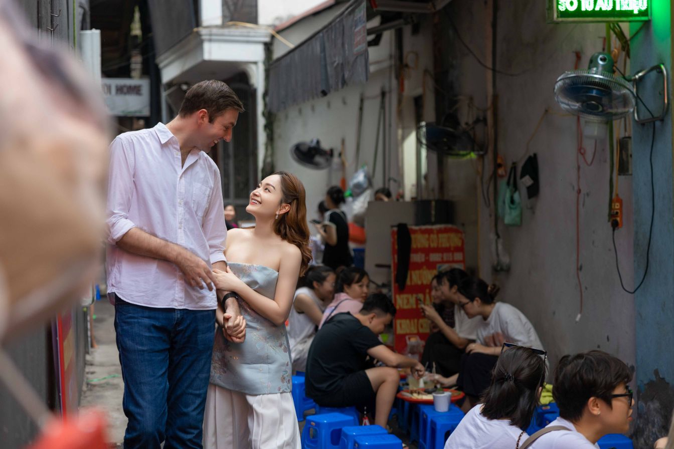 Lan Phương và David Duffy 6 Lan Phương “lọt thỏm” bên chồng khi dạo phố Hà Nội