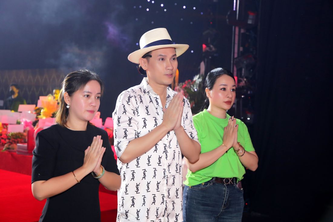 Nguyen Vu Hong Loan 2 Nguyên Vũ dẫn Hồng Loan   con gái cố NSƯT Vũ Linh dự Lễ giỗ Tổ