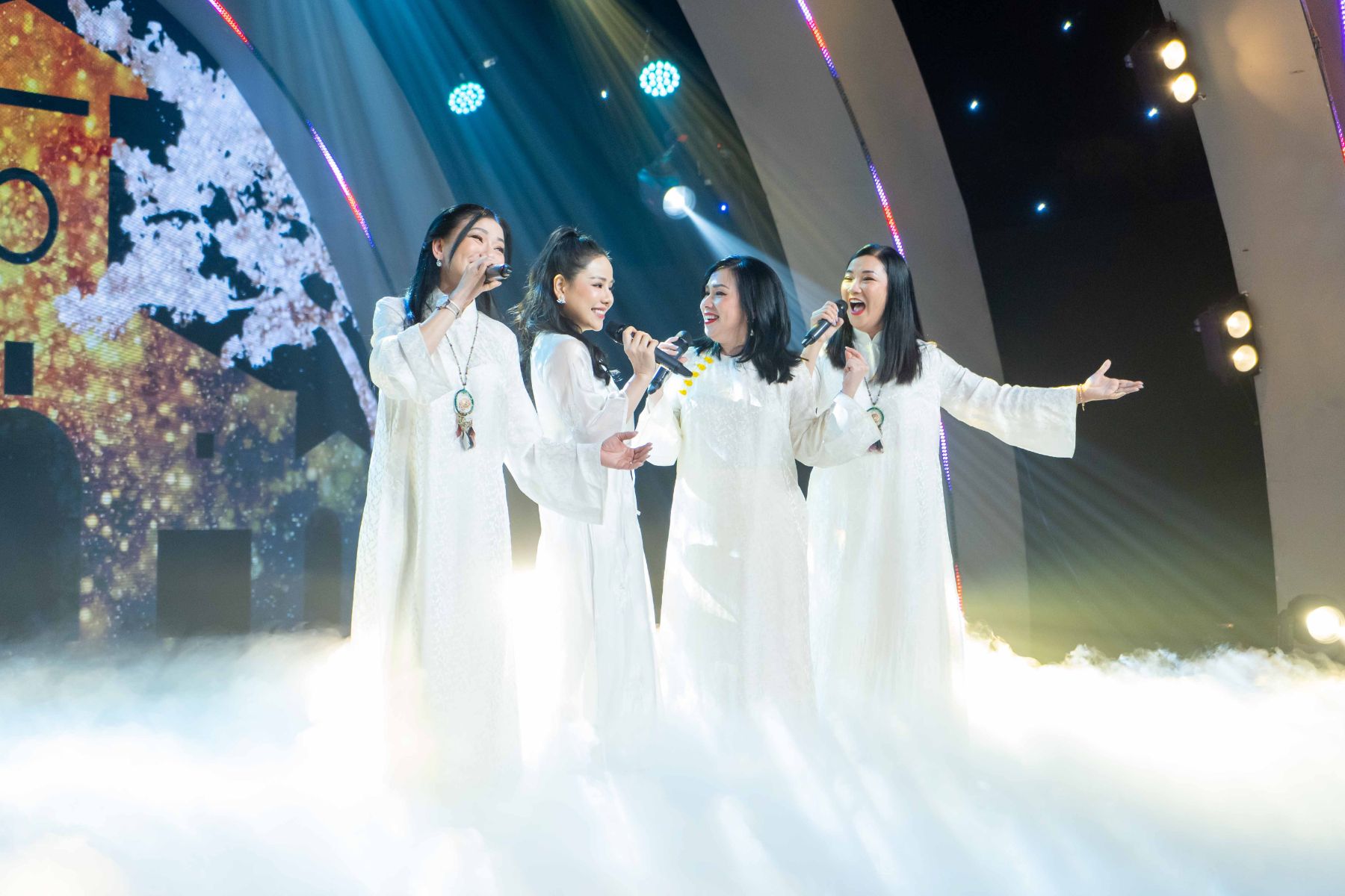 Tam Ca Áo Trắng và Thúy Anh hát Con gái Đoan Trang tiết lộ muốn làm ca sĩ giống mẹ 