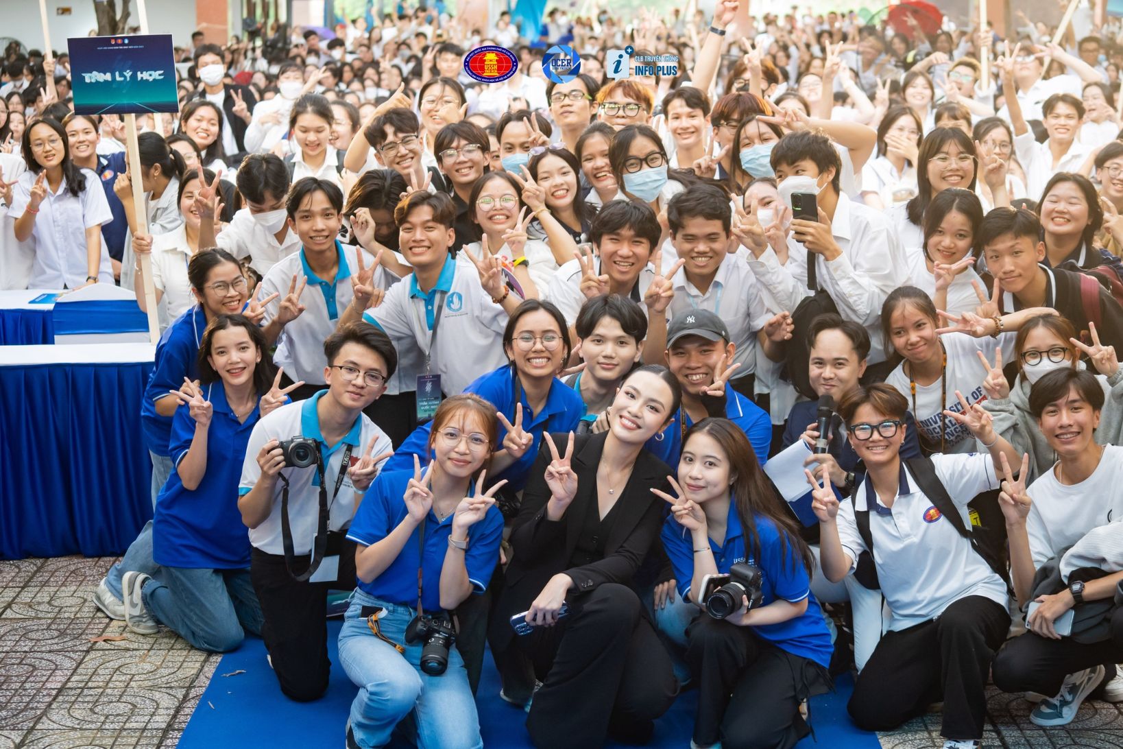 a hau thuy tien 3 Á hậu Thủy Tiên truyền cảm hứng tới hàng ngàn sinh viên trong ngày khai giảng