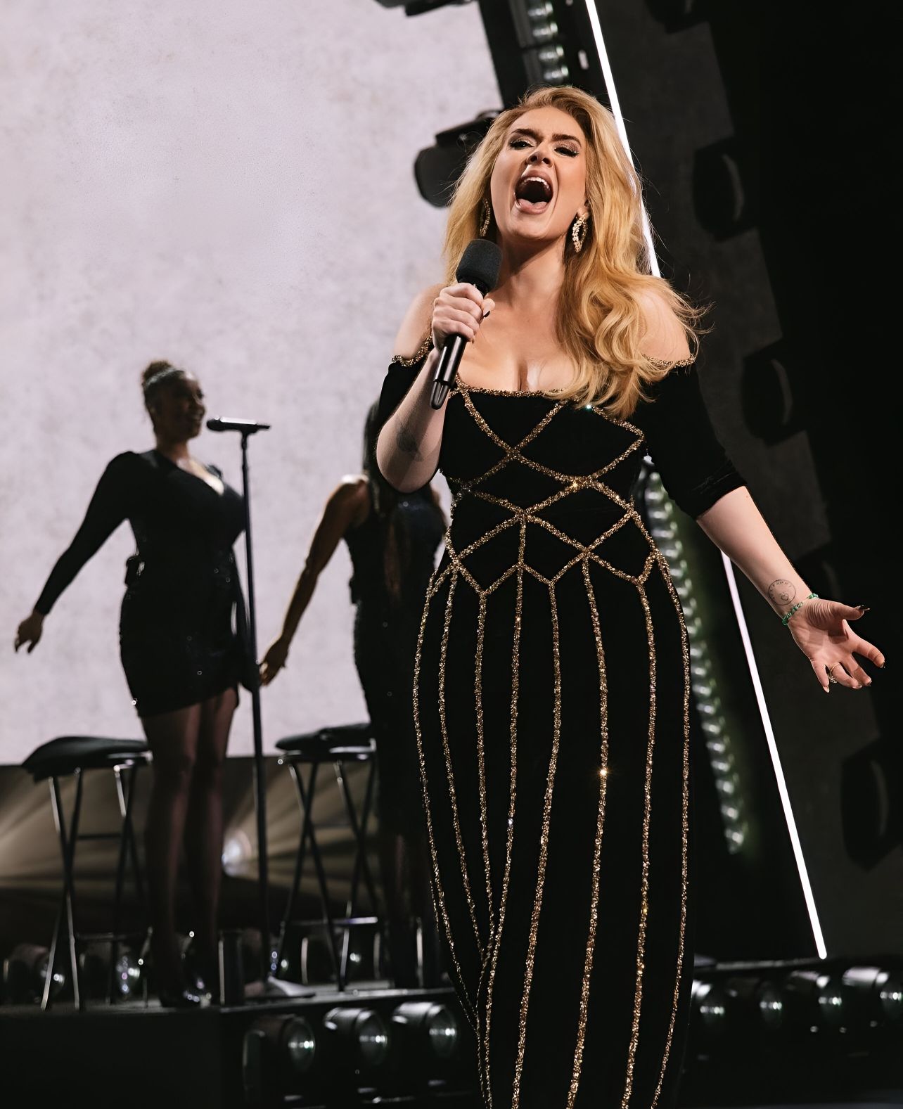 Adele 1 Adele tiếp tục chốt đơn NTK Công Trí, cực quyến rũ trong show diễn mới