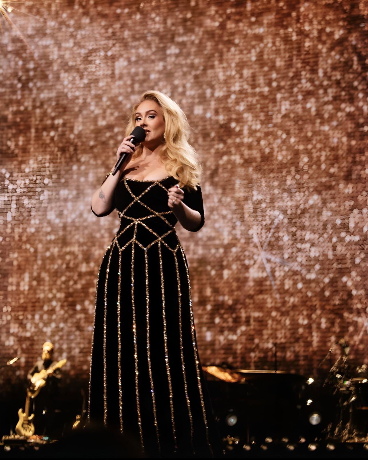 Adele 2 Adele tiếp tục chốt đơn NTK Công Trí, cực quyến rũ trong show diễn mới