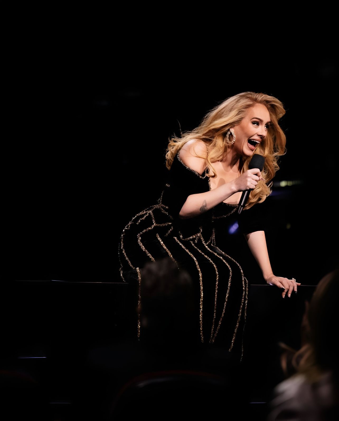 Adele 3 Adele tiếp tục chốt đơn NTK Công Trí, cực quyến rũ trong show diễn mới