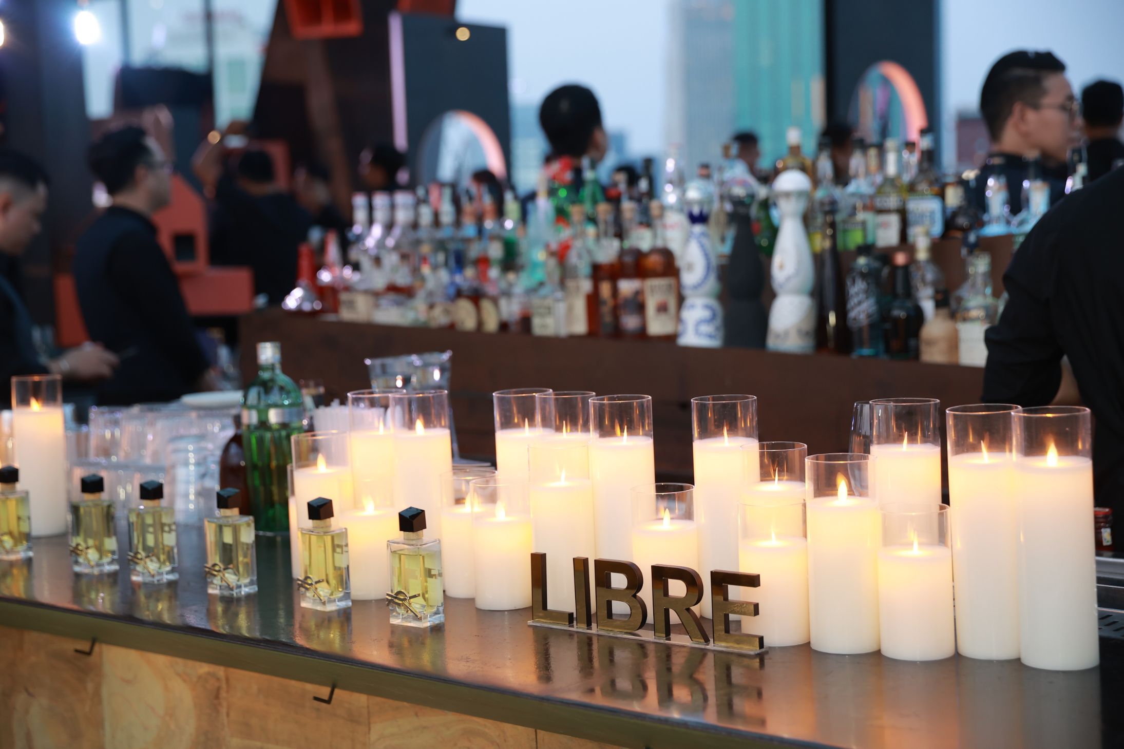 Bar display YSL Beauty ra mắt LIBRE L’Absolu Platine   phiên bản nước hoa giới hạn đầy cuốn hút