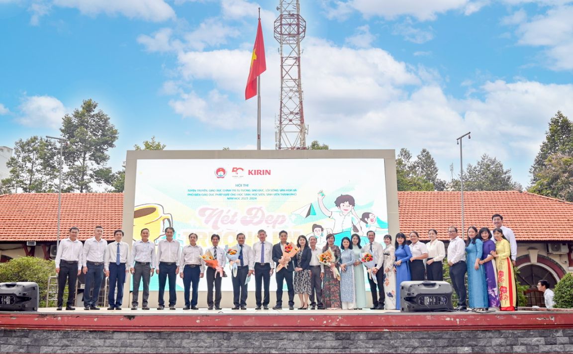 Các đại diện ban ngành được trao tặng hoa tại buổi lễ.jpg Sở GD&ĐT TPHCM cùng KIRIN Việt Nam lan tỏa mô hình trường học hạnh phúc