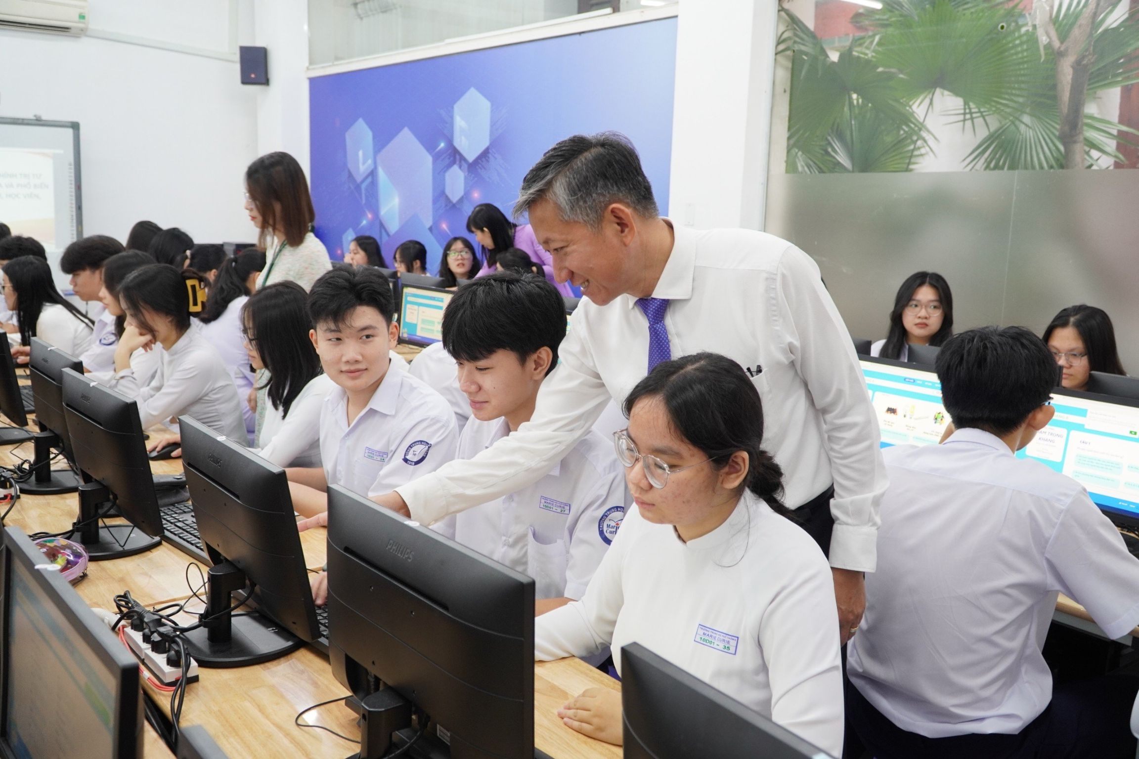 Hình ảnh các em học sinh cùng tham gia vòng thi trực tuyến tại trường Sở GD&ĐT TPHCM cùng KIRIN Việt Nam lan tỏa mô hình trường học hạnh phúc