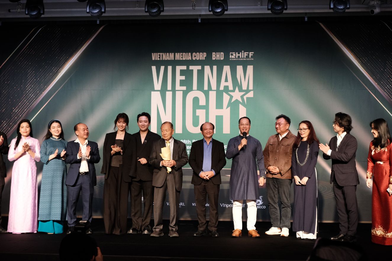 Phạm Minh Toàn CEO của Vietfest đại diện BTC HIFF phát biểu 600 nhà làm phim và chuyên gia Điện ảnh hội ngộ tại Đêm Việt Nam ở Busan