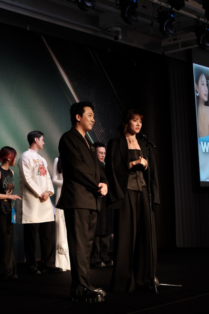 Trấn Thành Hari Won phát biểu tại đêm Việt Nam 600 nhà làm phim và chuyên gia Điện ảnh hội ngộ tại Đêm Việt Nam ở Busan