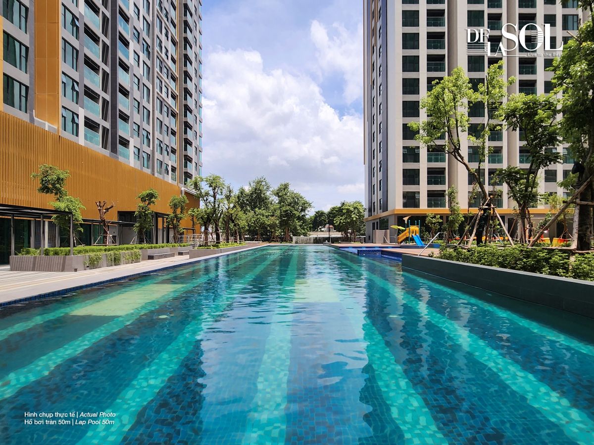 Tầng trệt có Hồ bơi tràn 50m nơi cư dân có thể thoải mái bơi lội và thư giãn CapitaLand Development trao chìa khóa căn hộ cao cấp De La Sol cho khách hàng