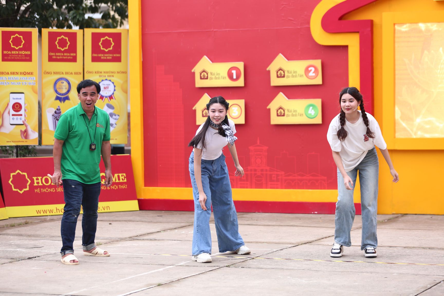 con gai quyen linh 5 Tuấn Trần cùng 2 con gái Quyền Linh mang giải thưởng 100 triệu cho trẻ em mồ côi
