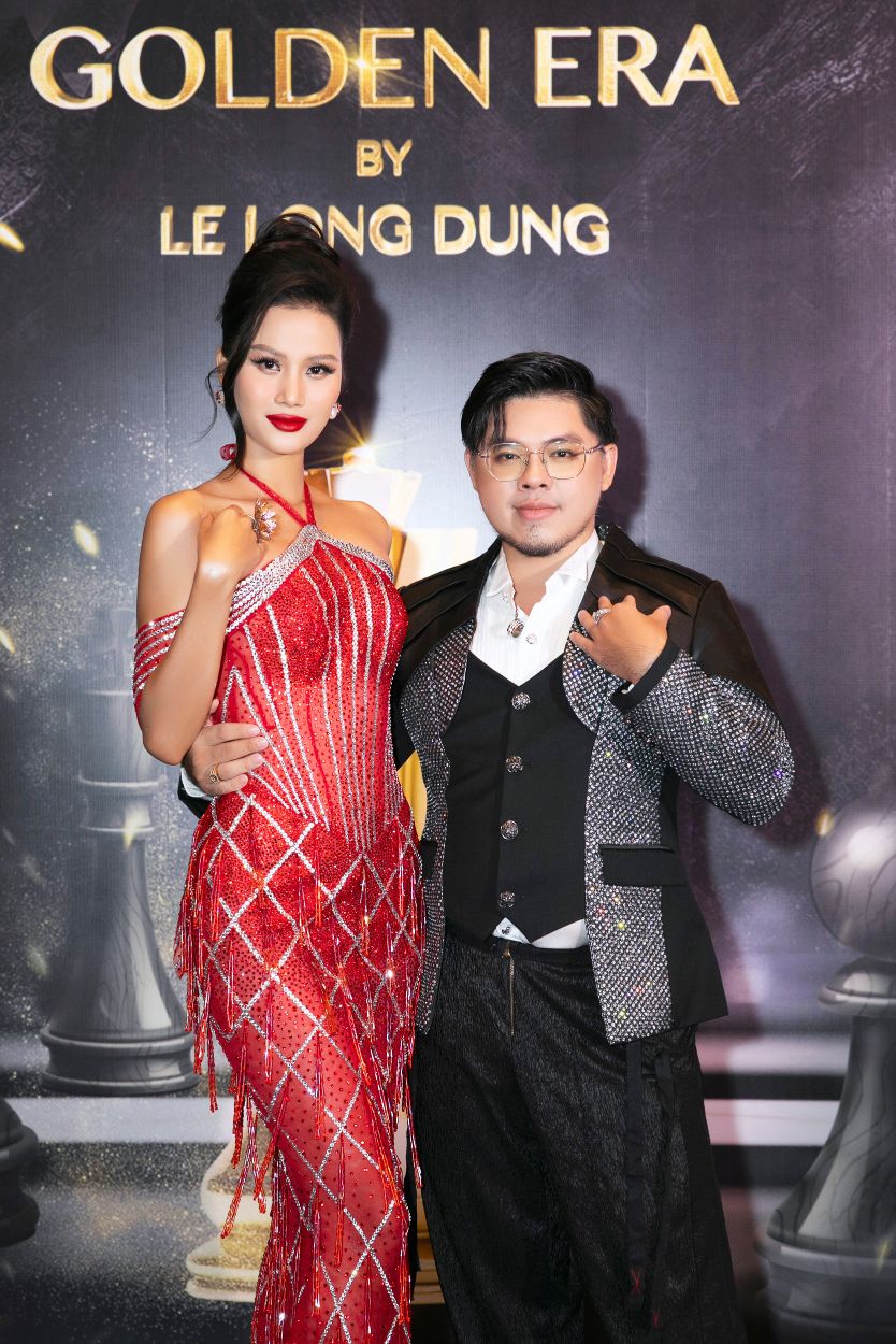 Á hậu Hương Ly NTK Lê Long Dũng 2 Sao Việt đổ bộ, so kè váy áo trên thảm đỏ show thời trang của NTK Lê Long Dũng
