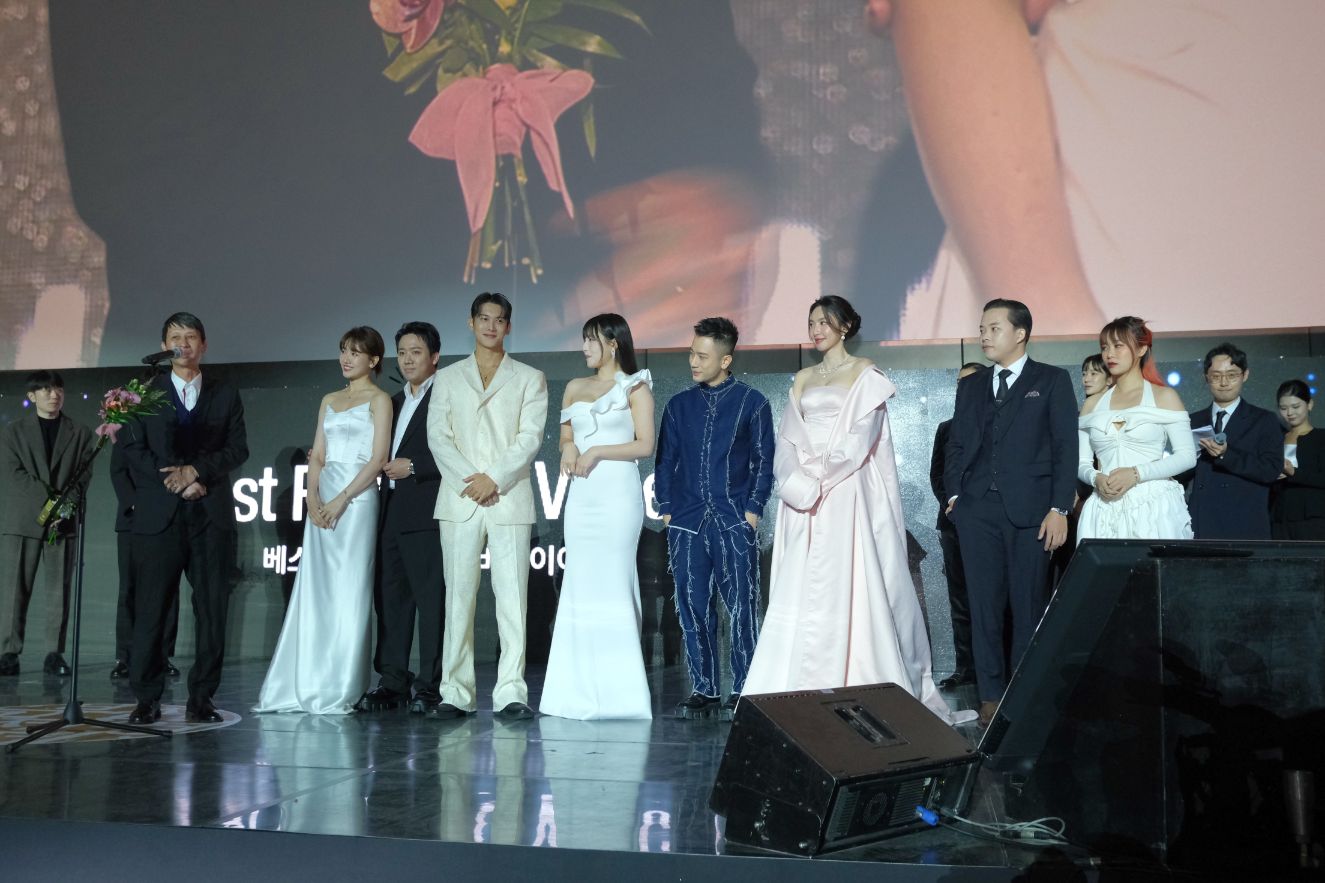 Đạo diễn phát biểu khi nhận giải thưởng Lets Feast Việt Nam chiến thắng rực rỡ tại LHP Quốc Tế Busan