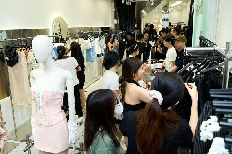 L SEOUL 1 Giới trẻ xếp hàng dài chờ mua đồ của L SEOUL mở bán dịp Black Friday