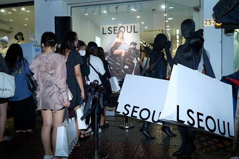 L SEOUL 3 Giới trẻ xếp hàng dài chờ mua đồ của L SEOUL mở bán dịp Black Friday