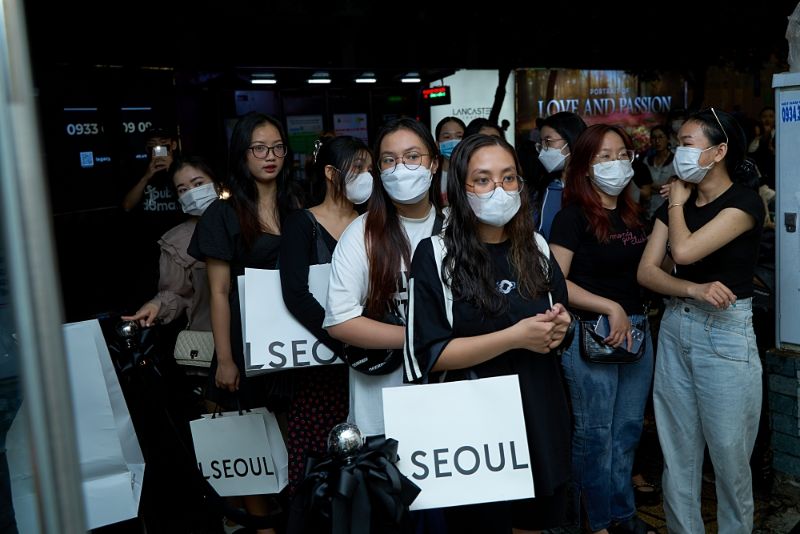 L SEOUL 4 Giới trẻ xếp hàng dài chờ mua đồ của L SEOUL mở bán dịp Black Friday