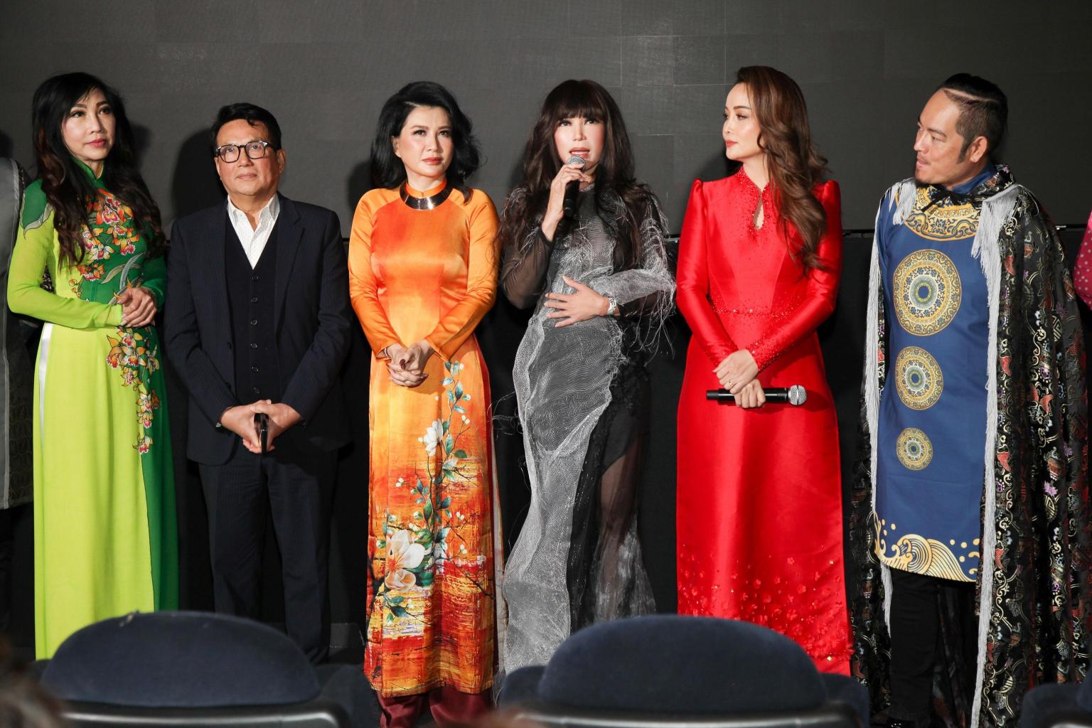 Nhật Hạ 1 Nhật Hạ rạng rỡ trong tà áo dài tại Liên hoan phim Thế giới Châu Á