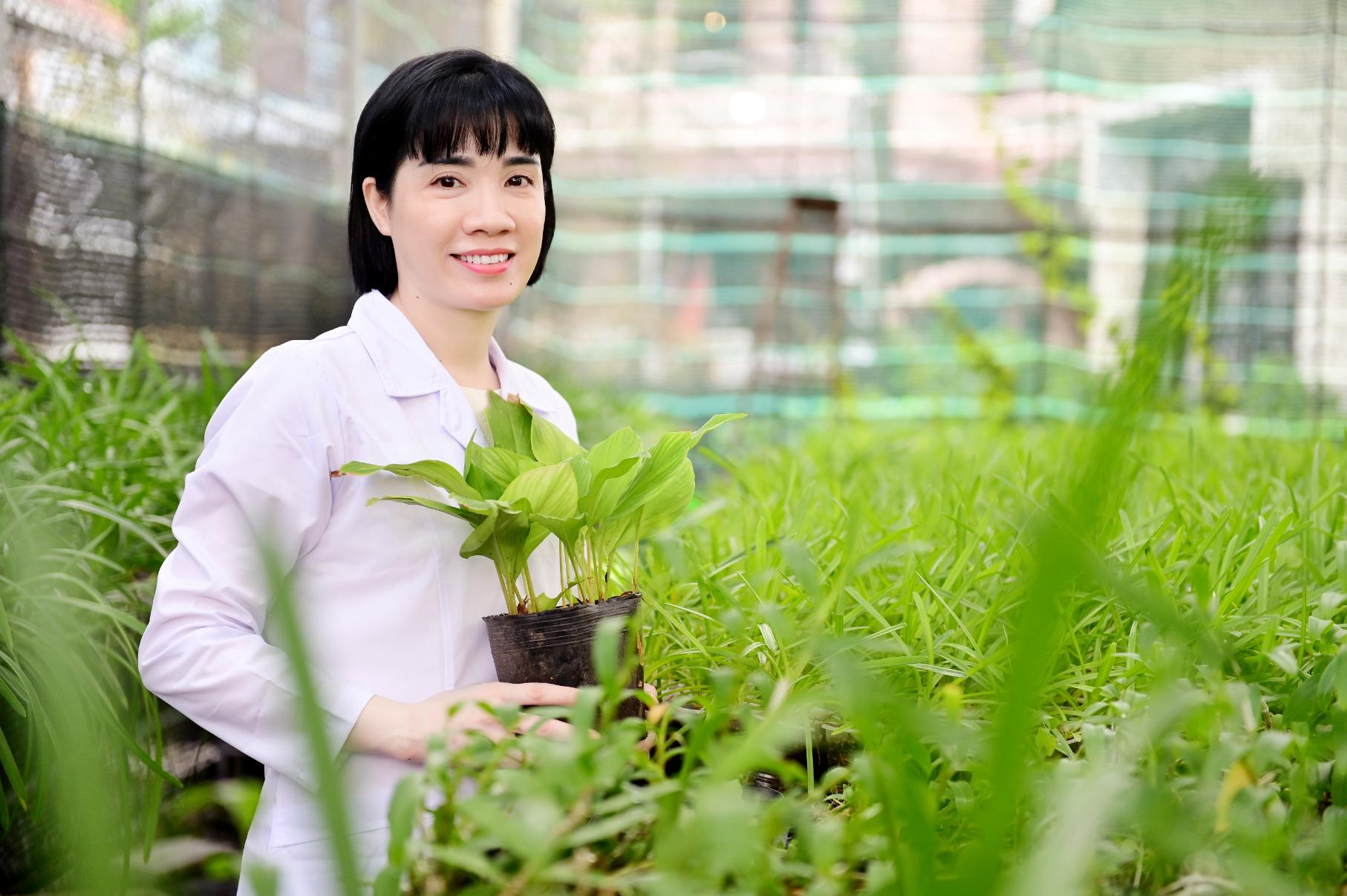 Phó Giáo sư Tiến sĩ Nguyễn Thị Ái Nhung 2 L’Oréal – UNESCO Vì sự phát triển phụ nữ công bố 3 nhà khoa học nữ đạt giải