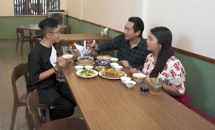Quán ăn hạnh phúc 1 Hoàng Rapper và Chen Ru Lu thưởng thức tiệc tại nhà hàng của Hứa Vĩ Văn