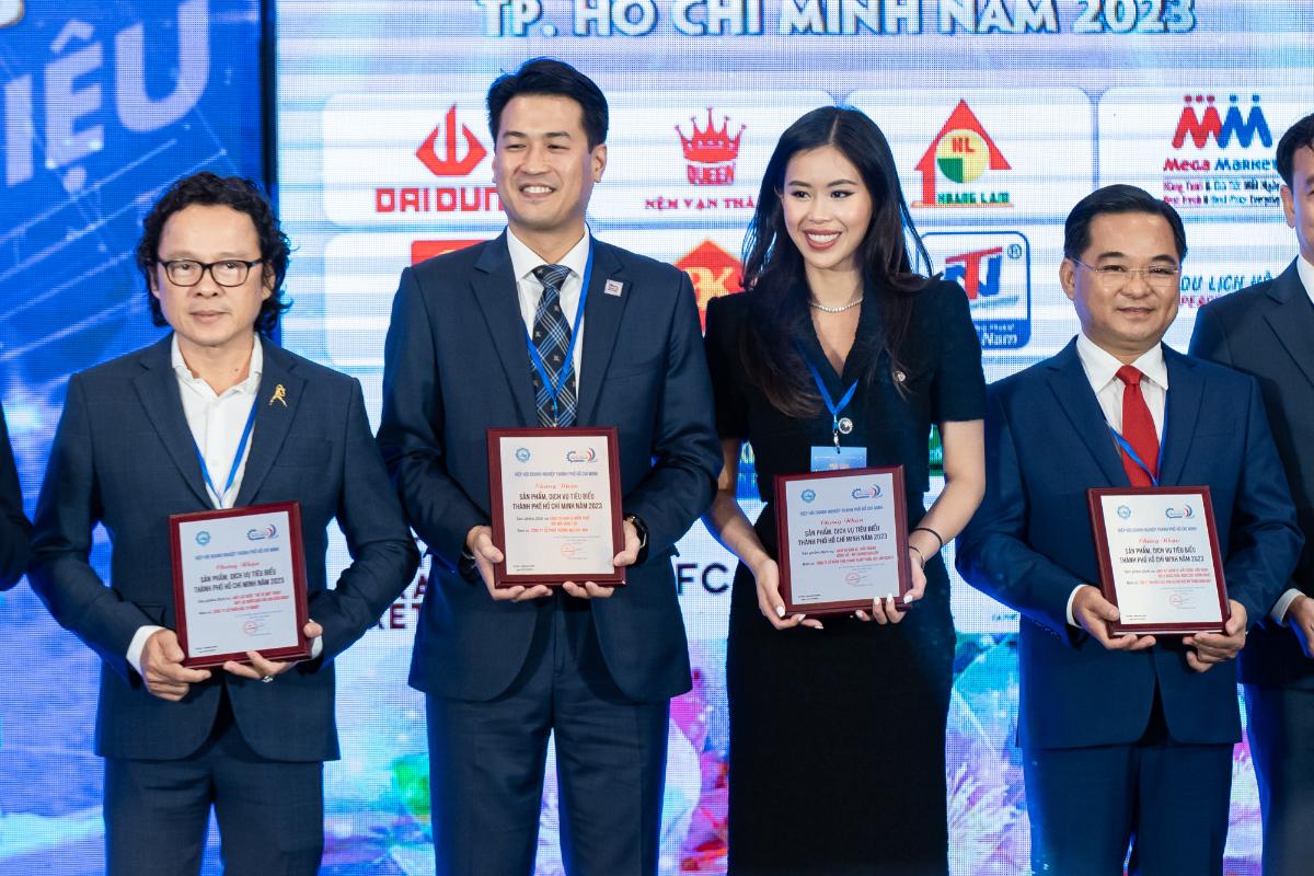 Tien nguyen nhan giai san pham doanh nghiep 2023 3 CEO Tiên Nguyễn nhận nhiều giải thưởng cho DAFC