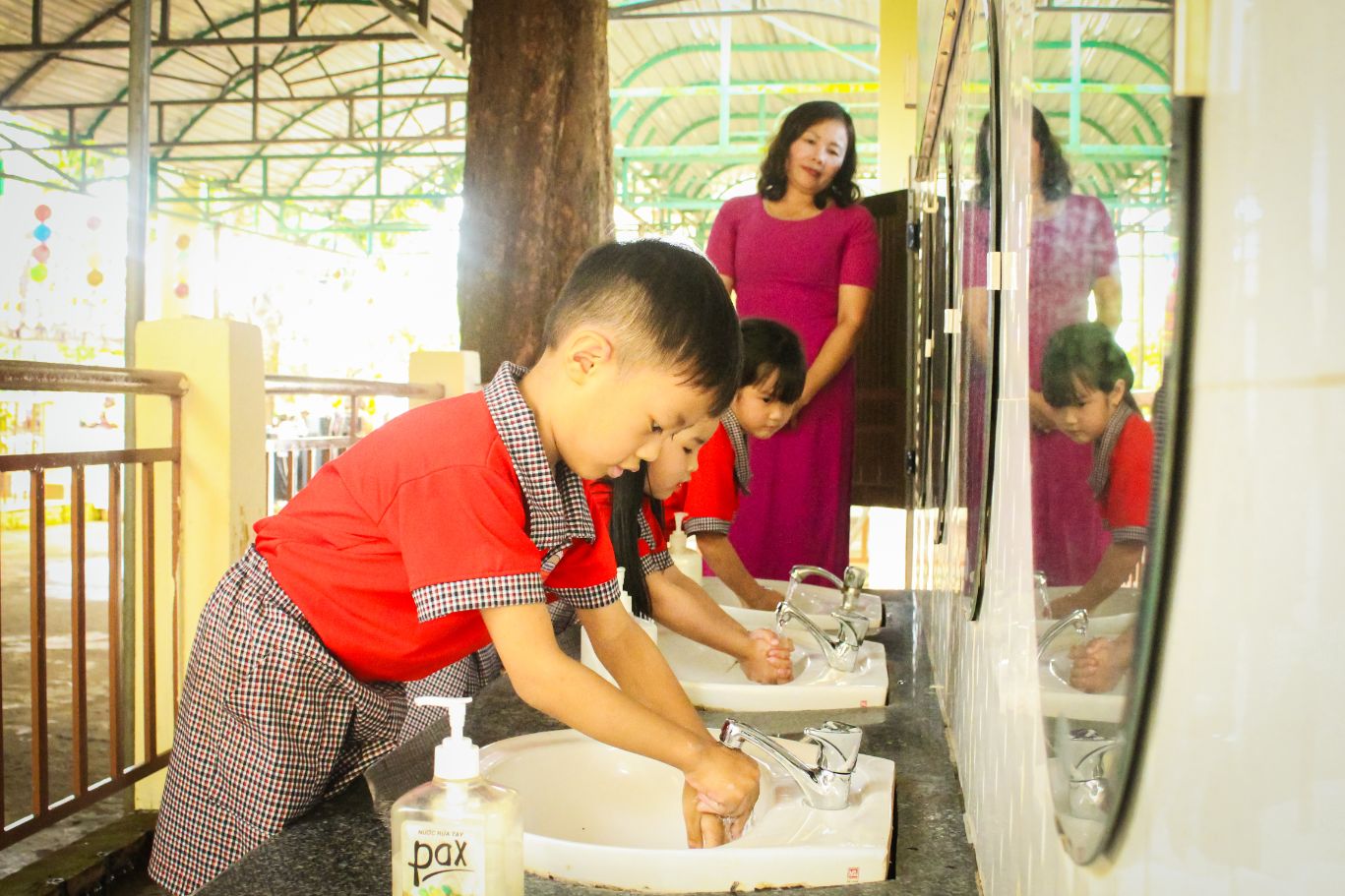 Trẻ em được dạy rửa tay đúng cách từ nguồn nước sạch Roche Việt Nam và VinaCapital Foundation mang nước sạch đến với trẻ em Đắk Lắk