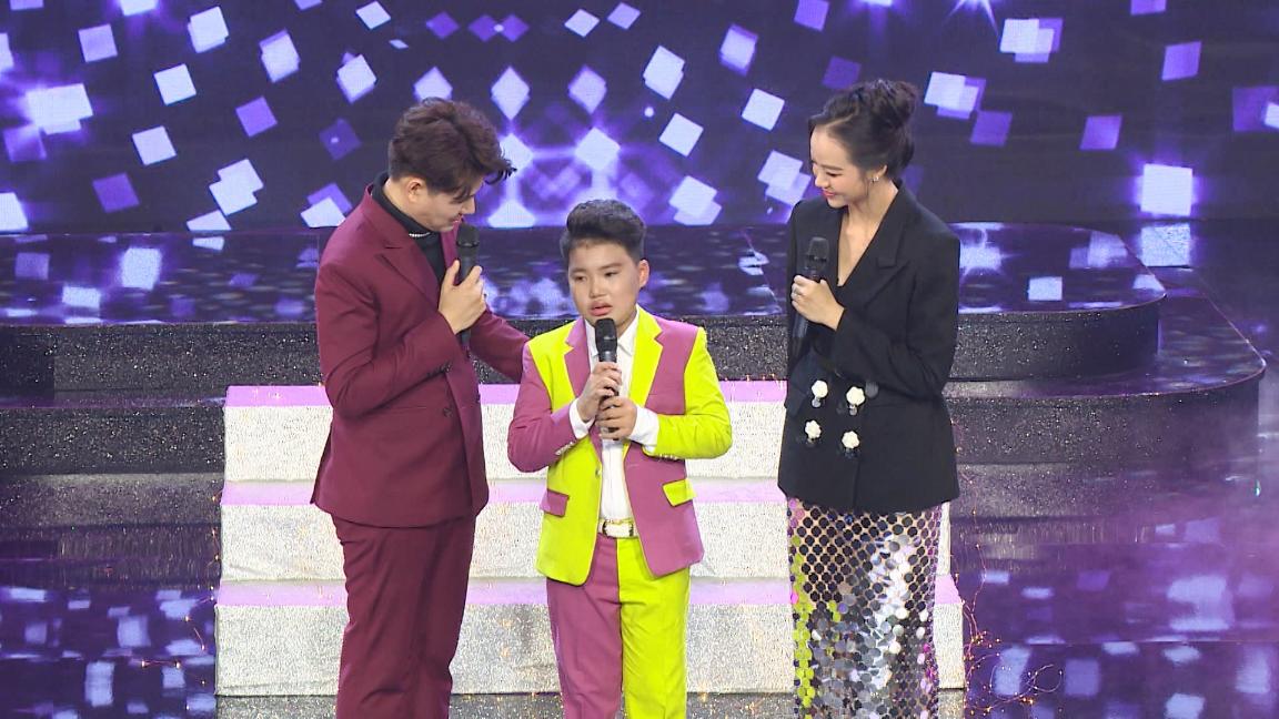 Vũ Phong khóc trên sân khấu khi kể về mẹ Dàn giám khảo xúc động khi giọng ca nhí bật khóc vì hát về mẹ