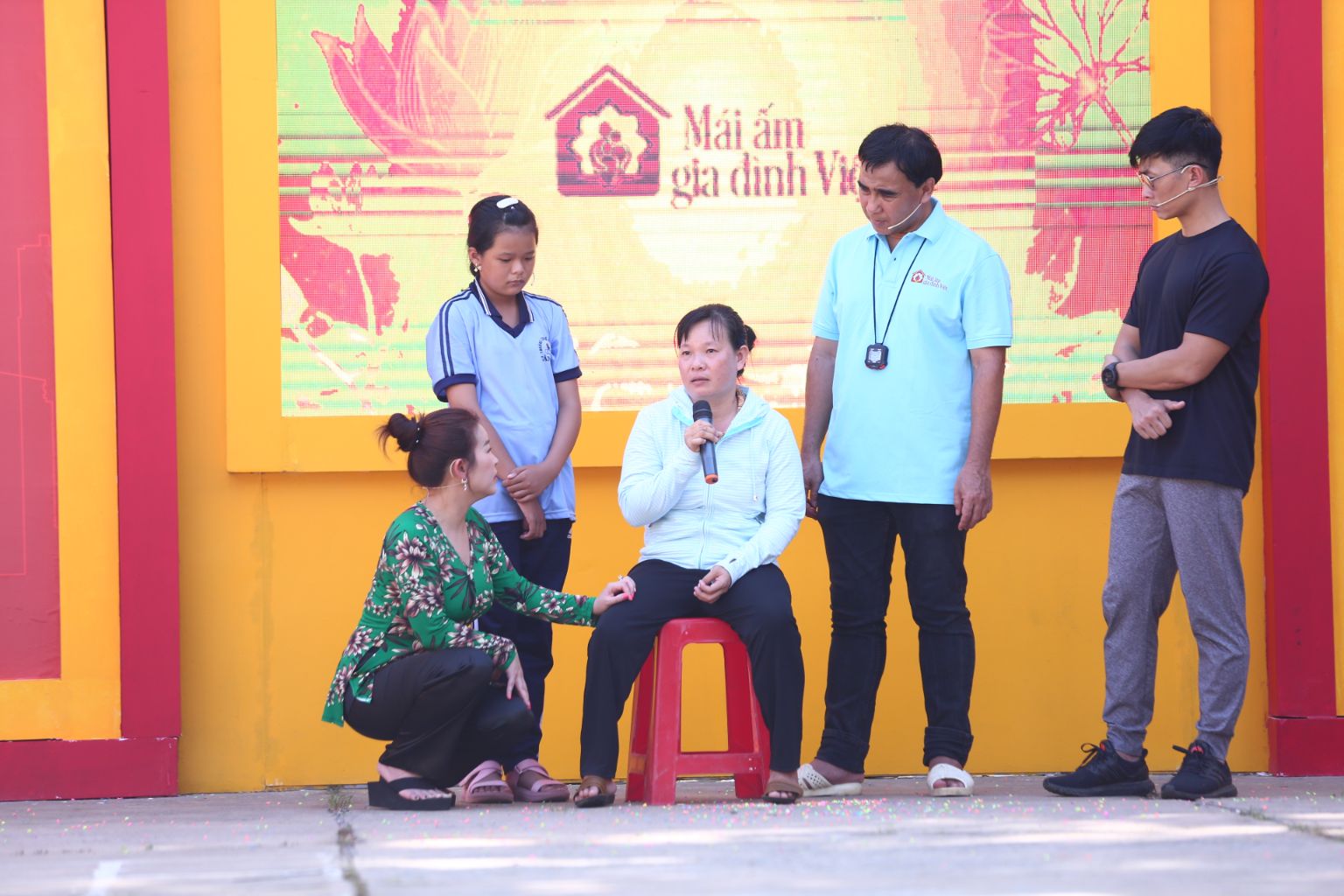 em Nguyễn Ngọc Thảo Vy Quyền Linh, Kiều Linh cảm phục bé trai 13 tuổi thổi sáo kiếm tiền phụ mẹ