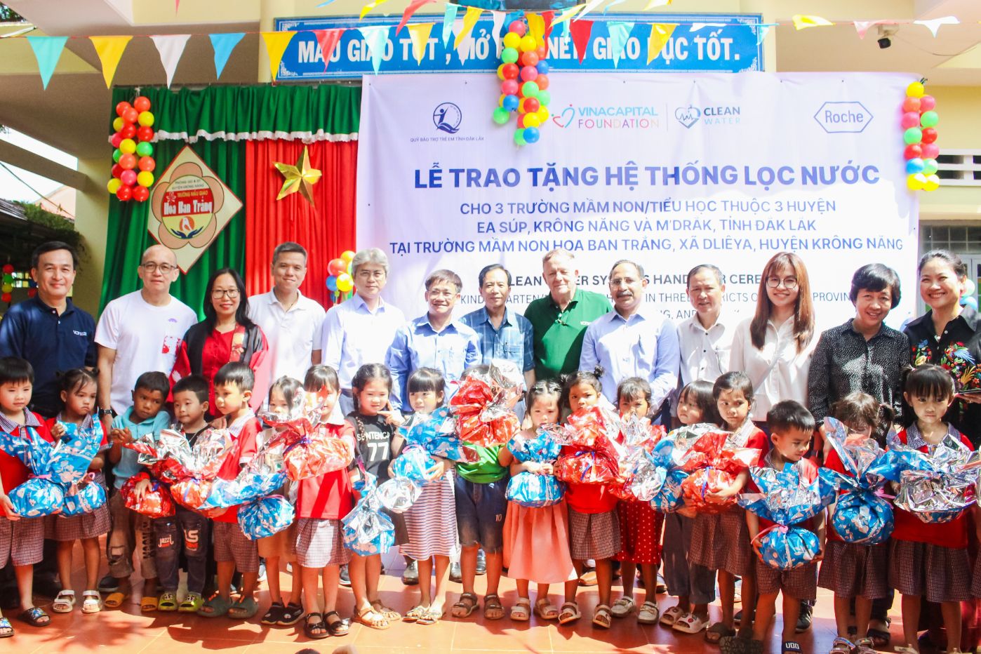 Ảnh chụp tập thể với nhà tài trợ.1 Roche Việt Nam và VinaCapital Foundation mang nước sạch đến với trẻ em Đắk Lắk