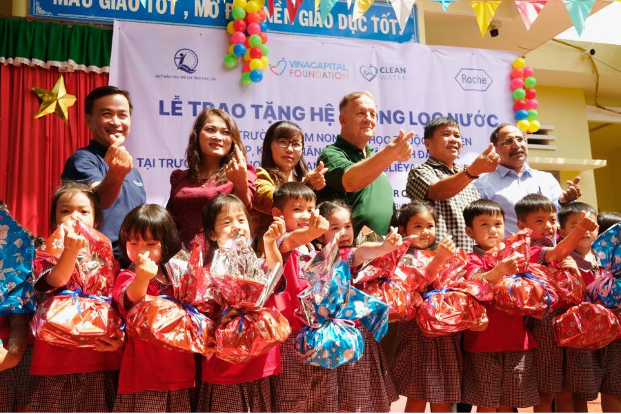 Ảnh chụp tập thể với nhà tài trợ Roche Việt Nam và VinaCapital Foundation mang nước sạch đến với trẻ em Đắk Lắk