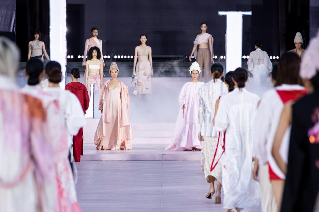 AF1I5932 1 Elle Fashion Show 2023: Thăng hoa cùng giao lộ thời trang & kiến trúc