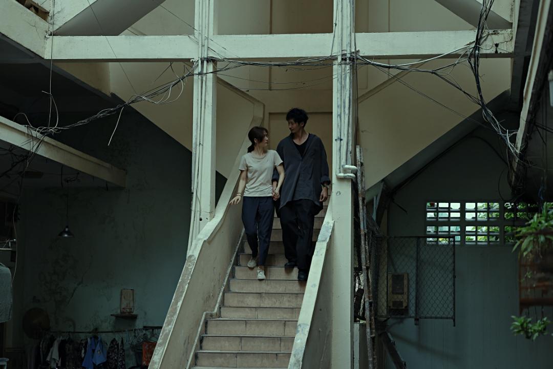 BTS Phuong Anh Dao Tuan Tran Trấn Thành dựng lại nguyên một chung cư cũ để quay hình cho phim Mai