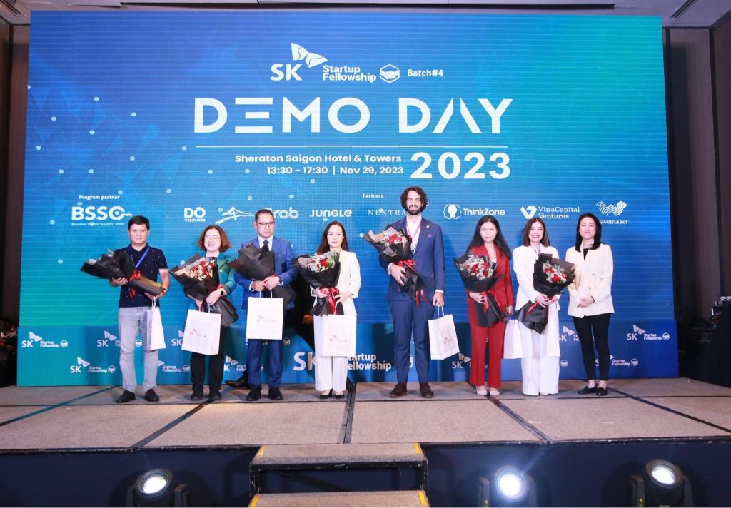 Bà Chun Chae Rhan Phó Chủ tịch Cấp cao Giám đốc SK Vietnam trao quà cảm ơn Hội đồng BGK và các mentors của SKSF 2023 SK Startup Fellowship 2023 công bố top 3 startup xuất sắc