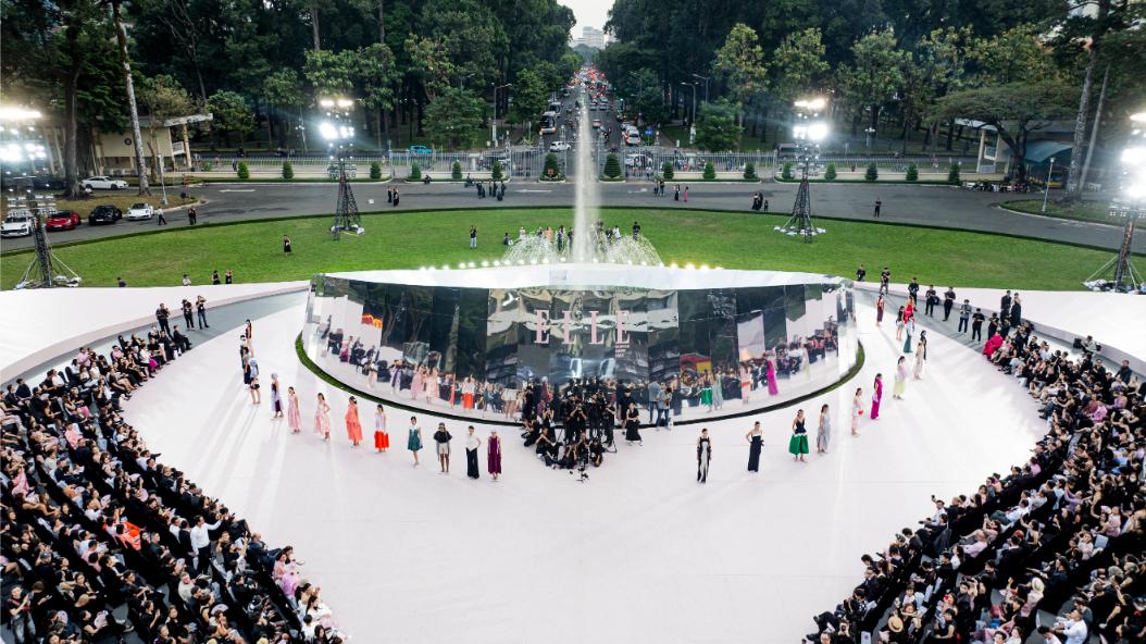 Elle Fashion Show 2023 3 Elle Fashion Show 2023: Thăng hoa cùng giao lộ thời trang & kiến trúc