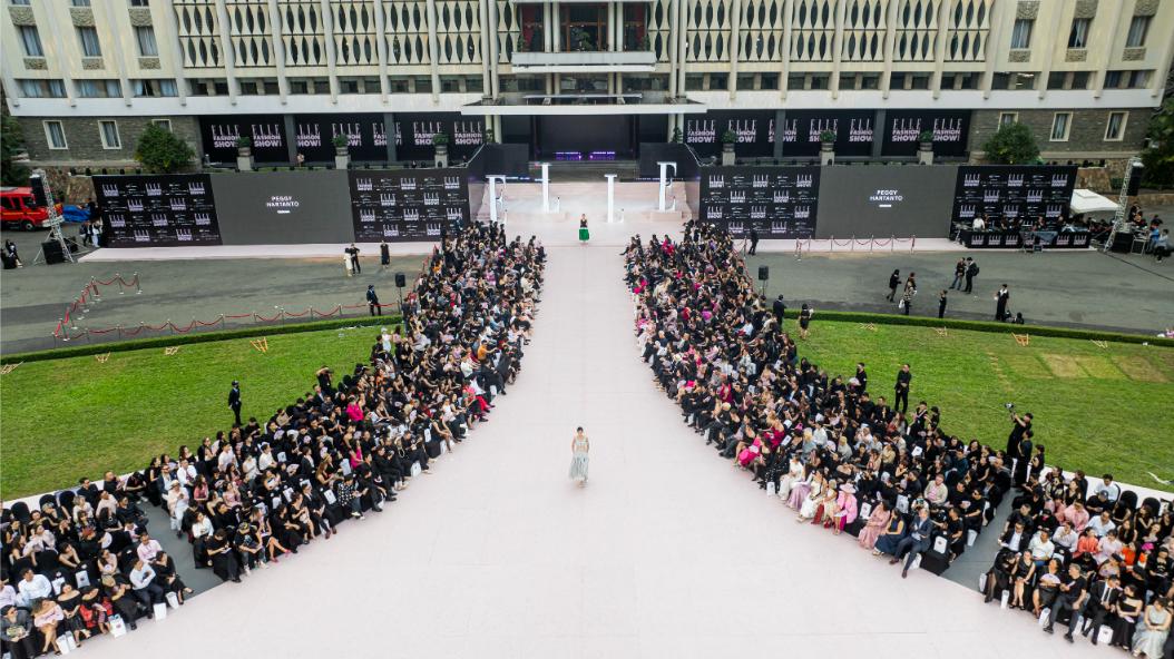 Elle Fashion Show 2023 4 Elle Fashion Show 2023: Thăng hoa cùng giao lộ thời trang & kiến trúc