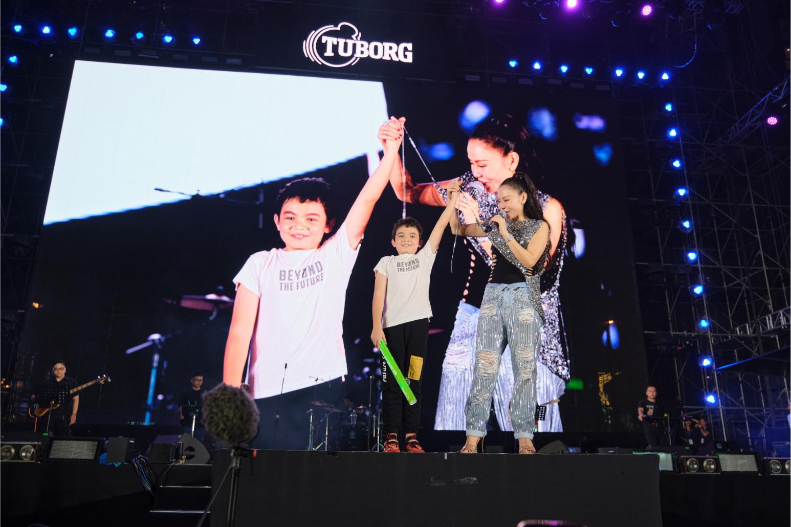 HOZO 88 Thu Minh giới thiệu con trai ngay đêm giáng sinh trước hàng ngàn khán giả