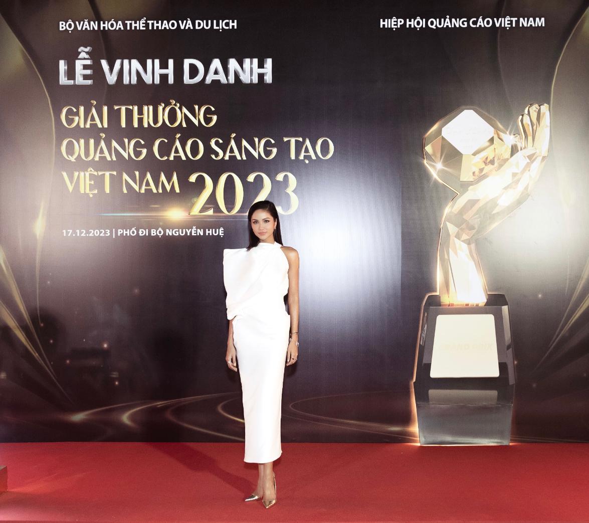 Hen 03 Hoa hậu HHen Niê nhận tin vui những ngày cuối năm