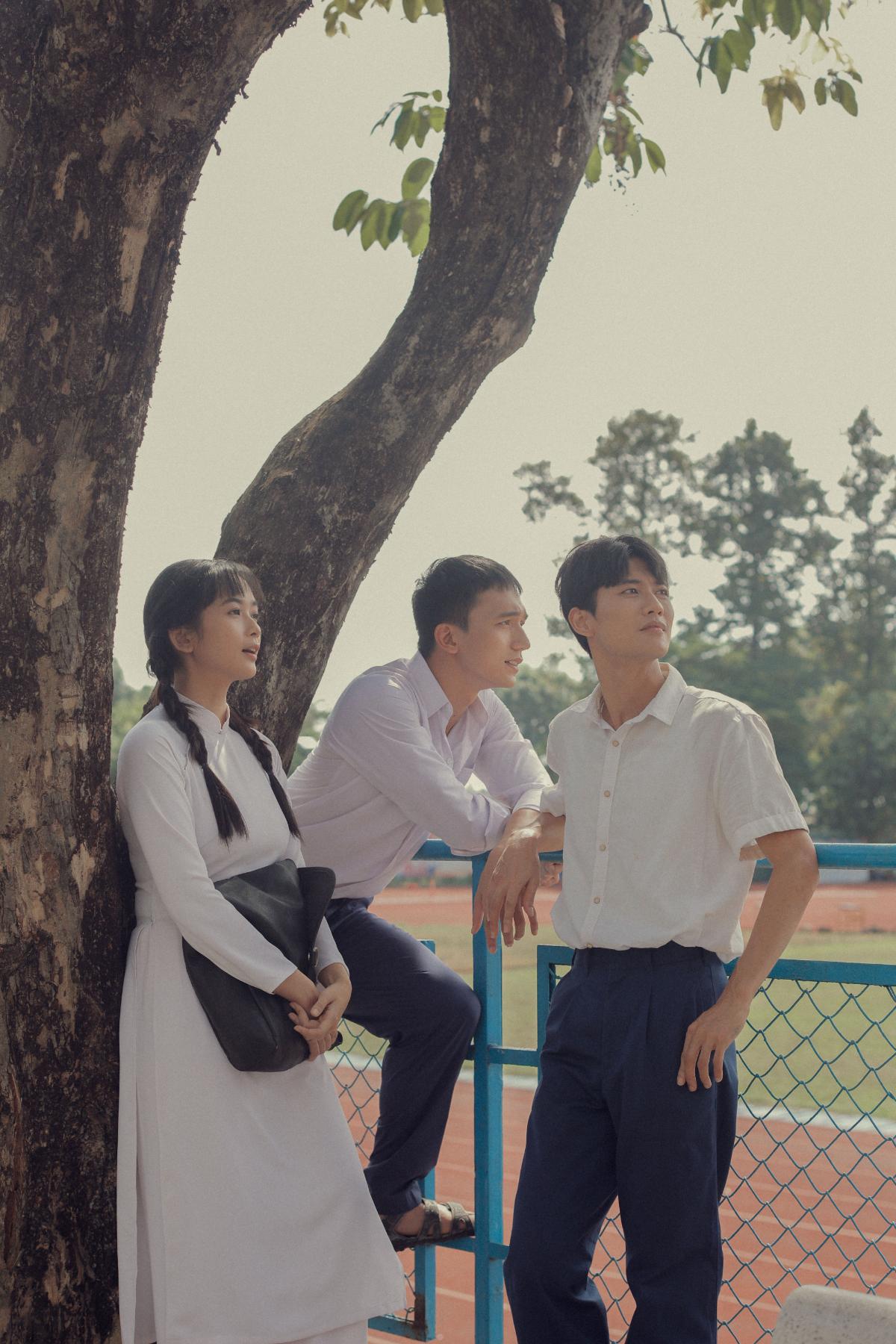 Mien Phuc Vinh Ngày Xưa Có Một Chuyện Tình tung bộ hình học trò trong trẻo, lãng mạn của 3 diễn viên chính 