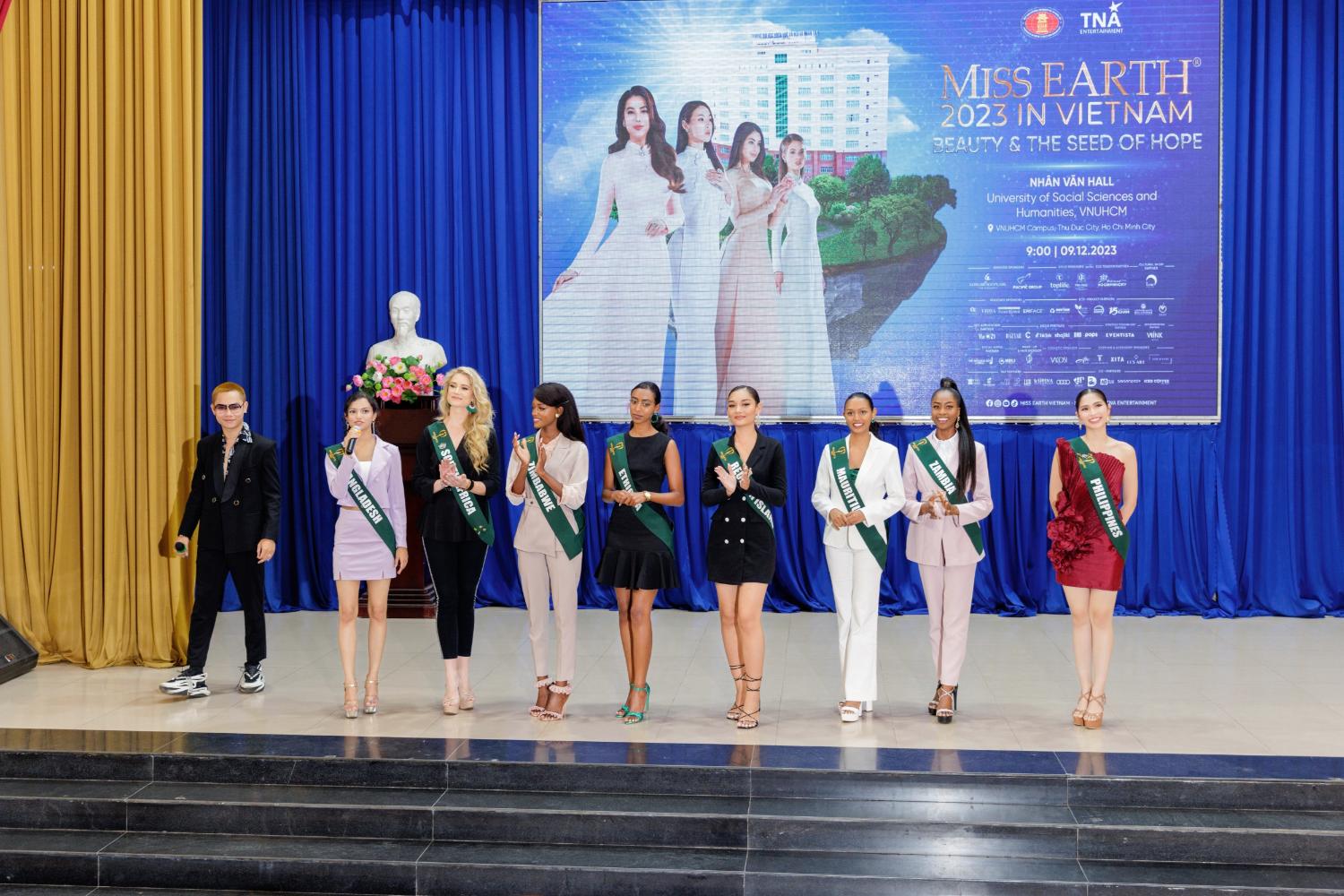 Miss Earth 13 1 Thí sinh Miss Earth 2023 trao đổi vấn đề môi trường với sinh viên
